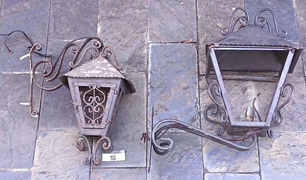Dos Faroles Coloniales de Metal con Detalles Ornamentales - imagen 1