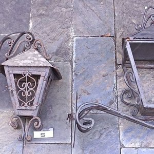 Dos Faroles Coloniales de Metal con Detalles Ornamentales - imagen 1
