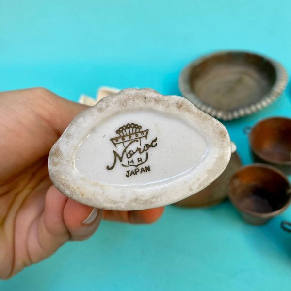 Colección de piezas de porcelana y metal, incluyendo zapatos y floreros - imagen 6