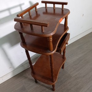 Mesa Auxiliar de Madera con Estante, Cajón y Barandilla - imagen 4