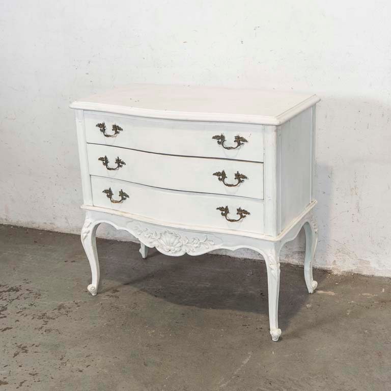 Lote siguiente: Cómoda Luis XV estilo, tallada y pintada de blanco