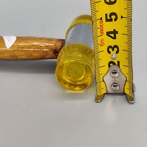 Martillo de Goma Amarillo con Mango de Madera - imagen 8