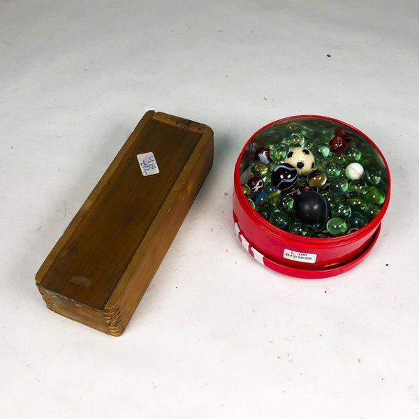 Lote de Bolitas de Vidrio y Caja de Madera