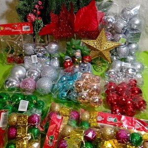 Lote siguiente: Adornos Navideños para Pesebre y Árbol con Ramas de Pino