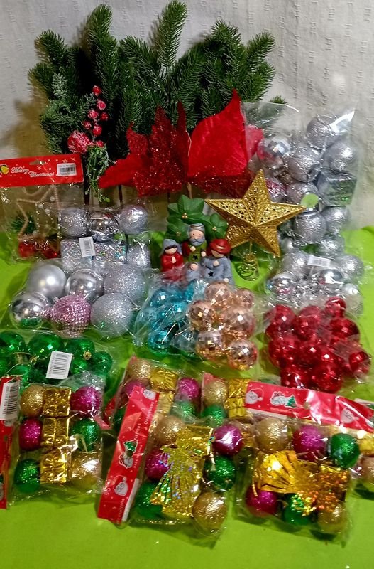 Adornos Navideños para Pesebre y Árbol con Ramas de Pino