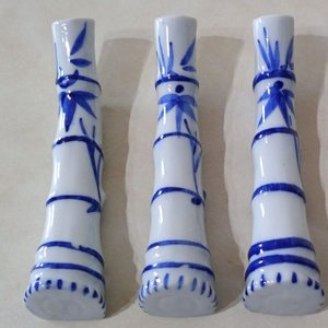 Lote siguiente: Tres Reposa Palillos de Cerámica Blanca con Diseño de Bambú Azul