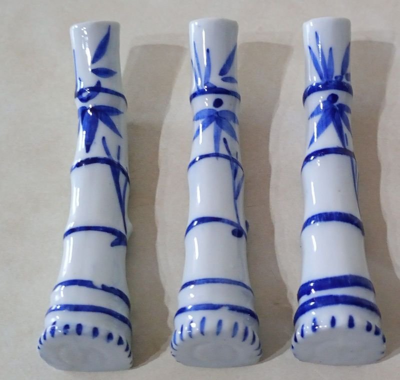 Tres Reposa Palillos de Cerámica Blanca con Diseño de Bambú Azul