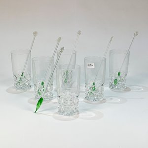 Lote siguiente: Seis Vasos de Vidrio Altos con Agitadores y Base Prensada