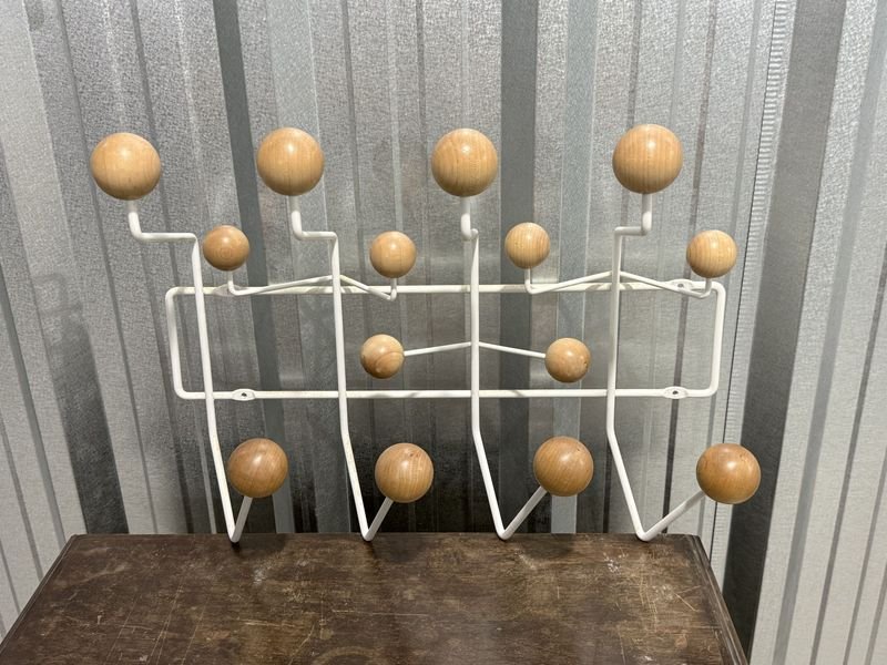 Perchero Moderno Blanco con Bolas de Madera - 14 Ganchos