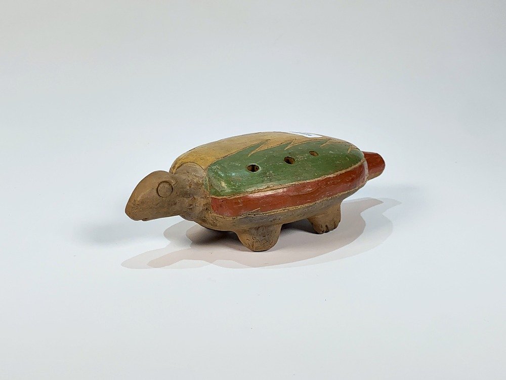 Instrumento Musical Azteca de Cerámica con Forma de Tortuga