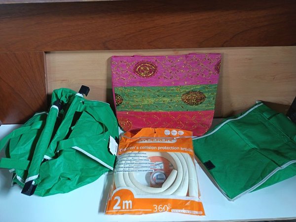 Lote de Bolsos Varios: Cartera Decorada y Bolsas Verdes Reutilizables