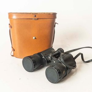 Lote siguiente: Prismáticos Zenith 10x50 con Estuche de Cuero - 18 x 17 cm