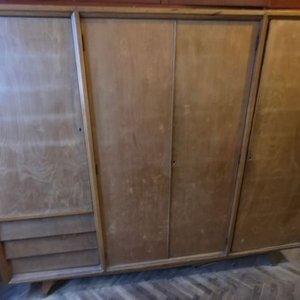 Lote siguiente: Ropero de Madera Maciza con Puertas Corredizas y Cajones