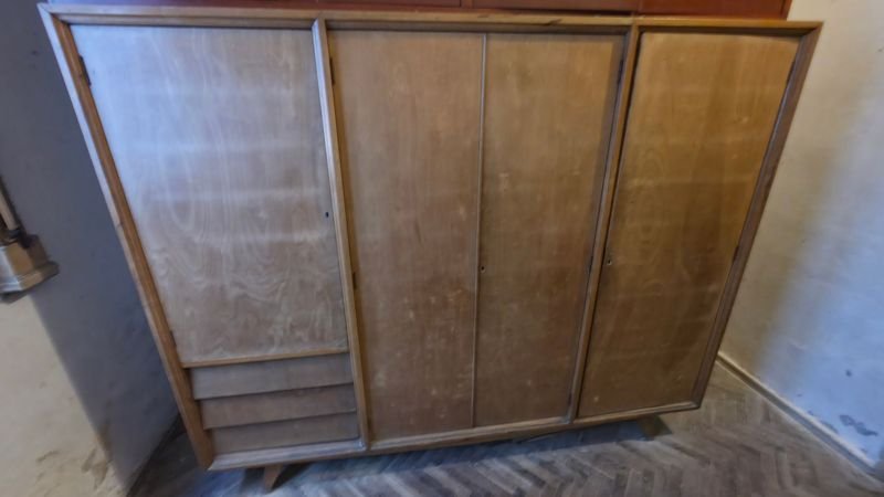 Ropero de Madera Maciza con Puertas Corredizas y Cajones