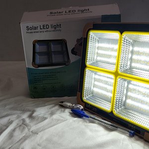Foco LED Solar Recargable Multifunción con Valijas, Nuevo en Caja - imagen 4
