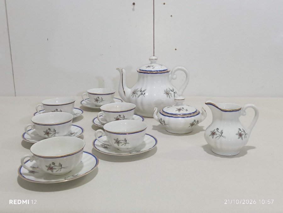 Juego de Té de Porcelana Portuguesa "V.A." con Cafetera, Azucarero y 6 Tazas con Platillos