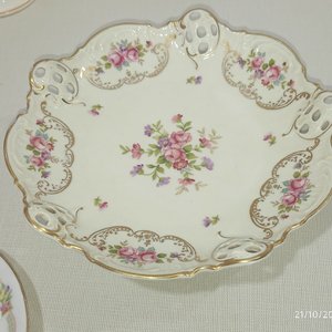 Lote de Porcelana Variada: Teteras, Azucarero, Jarrita, Fuente y Tazas con Platos - imagen 4