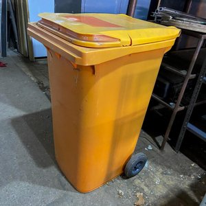 Lote siguiente: Contenedor de Residuos Naranja con Ruedas