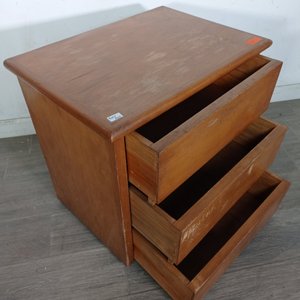 Mesa de Luz de Madera con Tres Cajones - imagen 4
