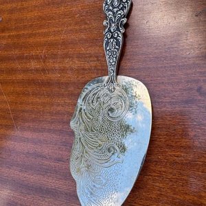 Lote anterior: una pala de postres en plata con grabados tanto en su empuñadura como en su hoja