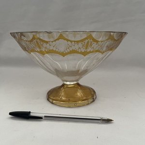 Centro de Mesa de Vidrio Labrado con Detalles Dorados - imagen 7