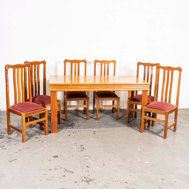 Lote siguiente: Mesa de comedor y sillas de seis plazas