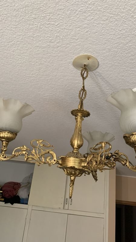 Lámpara colgante en bronce con diseño ornamental