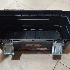 Caja de Herramientas Táctix Negra con Compartimentos y Manija Naranja - imagen 4