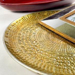 Centro Oval Rojo, Plato Repujado Dorado y Cuadro Espejado - imagen 4