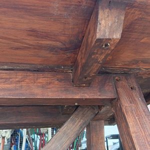 Mesa de Barbacoa Estilo Rustico de Madera Maciza - De Gran Porte con Patas Robustas Dispuestas en Ángulo y Un Travesao de Tirante  - Medidas 209 cm x 131 cm x 83 cm Alto - imagen 3