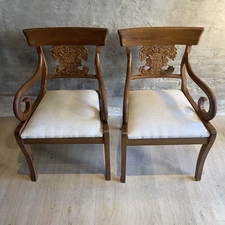 Lote anterior: Dos sillones de estilo clásico con respaldo tallado y asiento tapizado - Medidas: 53x49x84cm