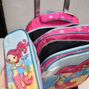 Mochila Carro Infantil con Cartuchera Diseño Sirena 3D Nueva - imagen 4