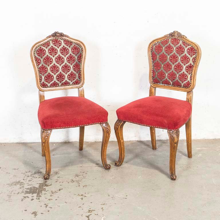Lote siguiente: Sillas francesas tapizadas con tachas y respaldo restaurado