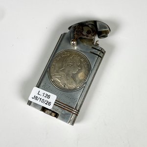 Encendedor Metálico con Dos Monedas de Plata Antiguas - imagen 2