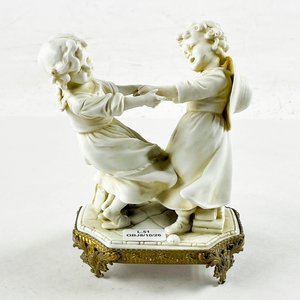Figura de niñas en Biscuit en base de bronce de 15 cm - imagen 1