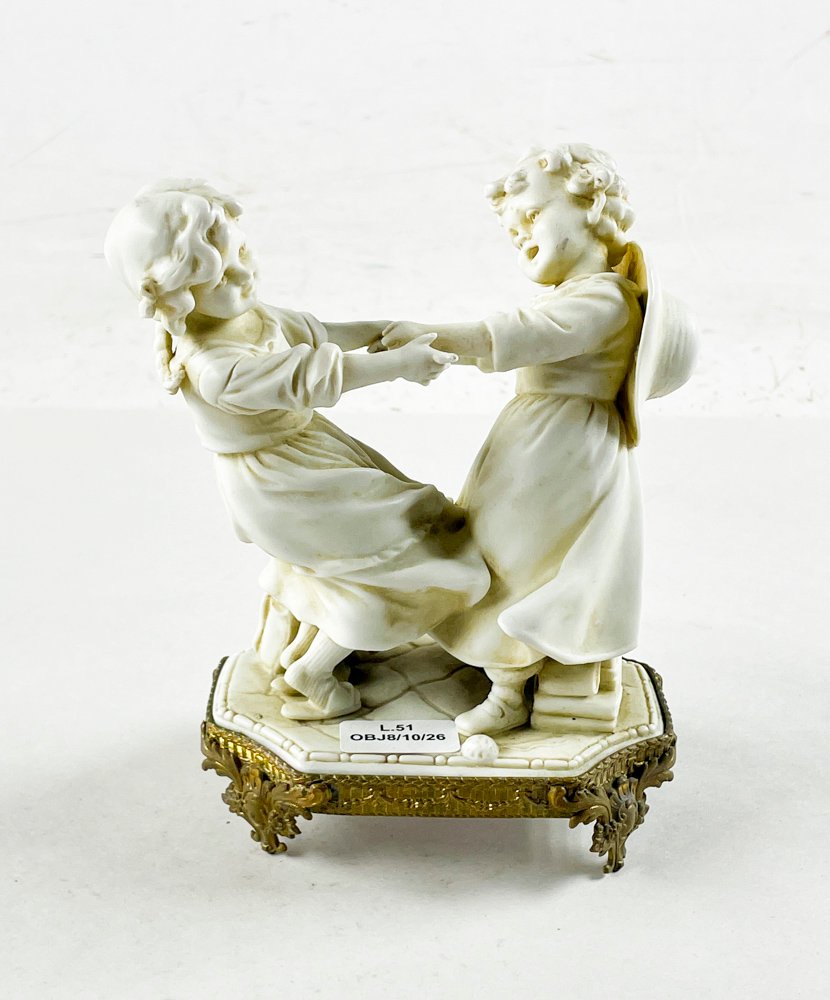 Figura de niñas en Biscuit en base de bronce de 15 cm