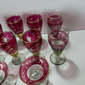 Lote de 10 Copas Altas y de Champagne Bordó con Detalles Labrados y Filete Dorado - imagen 4