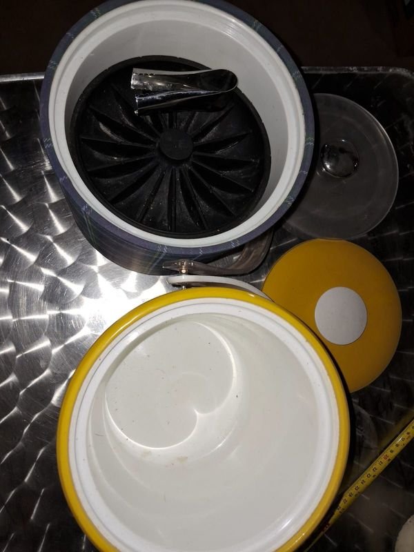 Lote de dos hieleras con tapa y una pinza - imagen 5