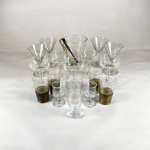 Lote de 19 piezas: Hielera con pinza, copas y vasos de vidrio grabados - imagen 1