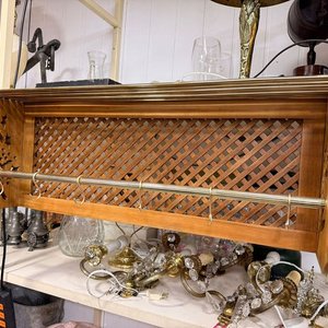 Repisa Antigua de Madera Calada con Ganchos de Bronce - imagen 4
