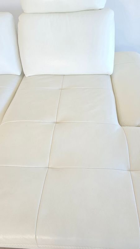 Sofá blanco cuero con respaldo con movimiento y chaise longue - imagen 7