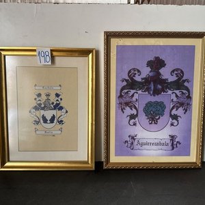 Lote siguiente: Dos Cuadros con Escudos Familiares y Marco Dorado