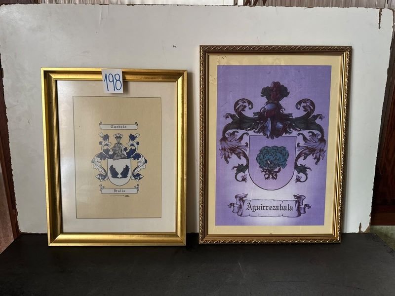 Dos Cuadros con Escudos Familiares y Marco Dorado