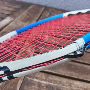 Raqueta de tenis marca Wilson N5,3 HY Brid, con encordado y grip colocado; usada, con desgaste propio del uso. - imagen 9