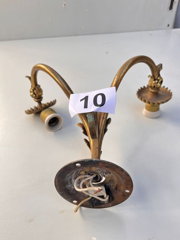 Bronce con dos brazos, decoración y luces - imagen 2