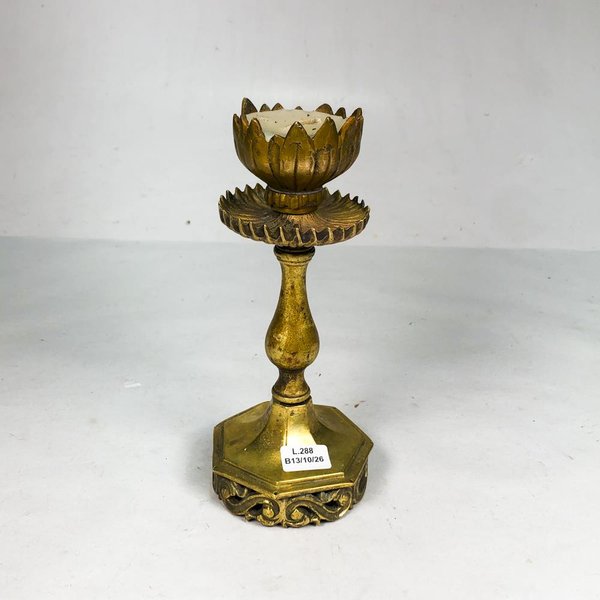 Candelabro de Bronce con Base Octogonal y Detalles Labrados