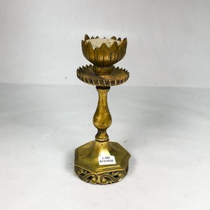 Lote siguiente: Candelabro de Bronce con Base Octogonal y Detalles Labrados