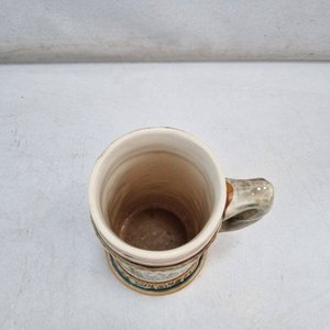 L 465 - 1 Pieza - Antigua jarra de cerveza estilo "stein" en ceramica esmaltada, con relieves y escenas tipicas alemanas - imagen 3