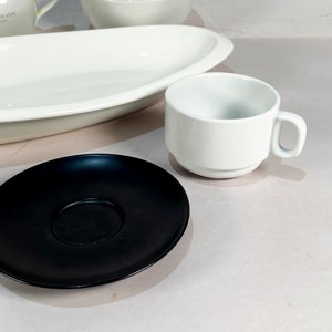 Set de Vajilla Blanca y Negra: Tetera, Fuente Oval, Potes, Tazas y Plato - imagen 2
