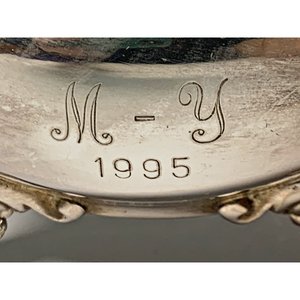 Cremera de metal con monograma "M-Y" y año 1995 - imagen 4